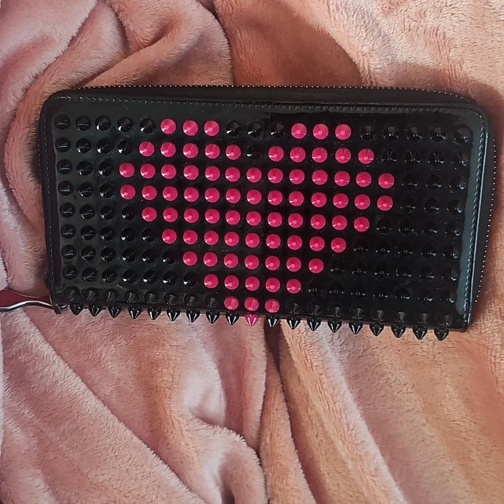 Christian Louboutin. Heart Loubiposh Valentines Black. - Picture 2 of 8